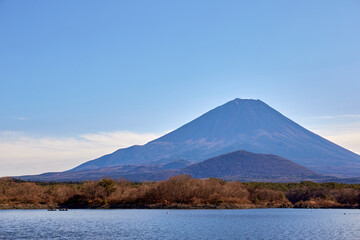 冬（12月）、精進湖の湖畔から見た富士山と子抱き富士（大室山） 山梨県富士河口湖町