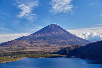 冬（12月）、中ノ倉峠展望地から見た富士山と本栖湖 山梨県身延町