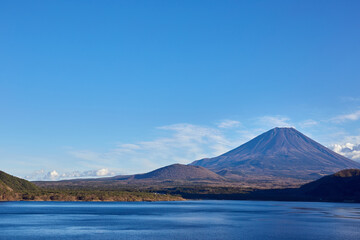 冬（12月）、本栖湖の湖畔から見た富士山 山梨県身延町