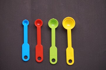 Measuring spoons in yellow, red, blue and green colors.