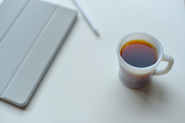 コーヒーを片手にリモートワーク　タブレット
