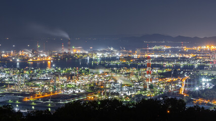 Fototapeta na wymiar 水島コンビナートの工場夜景