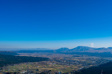 秋のミルクロードから見る阿蘇市街と阿蘇五岳