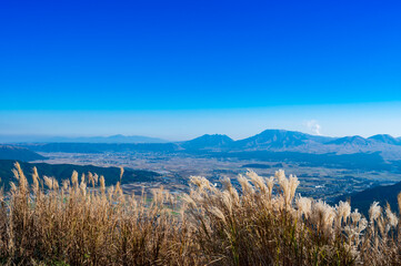 秋のミルクロードから見る阿蘇市街と阿蘇五岳