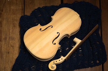 Obraz premium Raw violin and Scroll put on wooden timber board