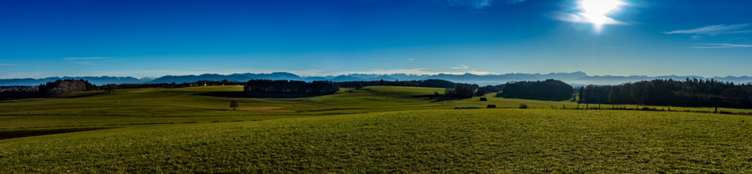 Sch&ouml;nes Urlaubsland Bayern: Alpenpanorama am sp&auml;ten Nachmittag N&auml;he M&uuml;nsing, Blaues Land