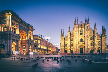 Fototapeta na wymiar Cathedral in milan with pigeons in the morning
