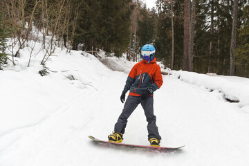 snowboard giovane freeride sciare sport invernale 