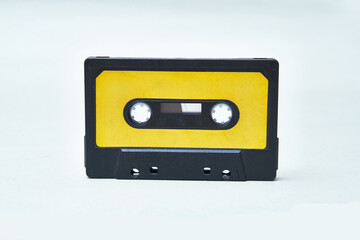 Schwarze Kasette mit gelbem Label