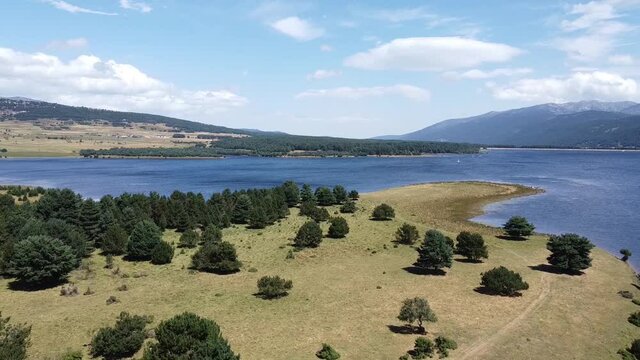 lac de Matemale, les angles et le massif du Carlit dans les Pyr&eacute;n&eacute;es-Orientales