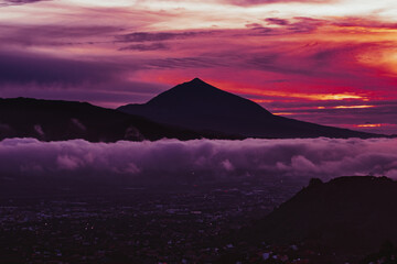 Atardecer en una isla con volcán, con vistas a un pueblo en un valle