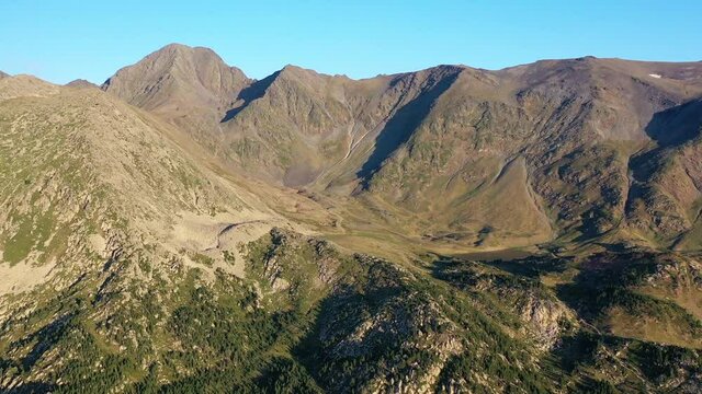 survol des lacs des Bouillouses dans les Pyr&eacute;n&eacute;es-Orientales et du Capcir