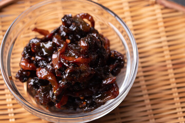 Fried razor clams with three flavors. Salty, spicy, sweet.