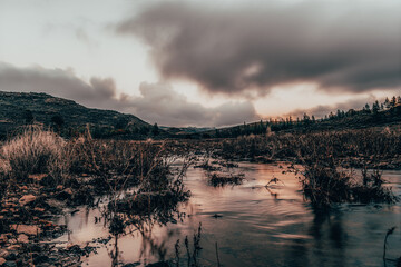 Paisaje de un río con un cielo nublado