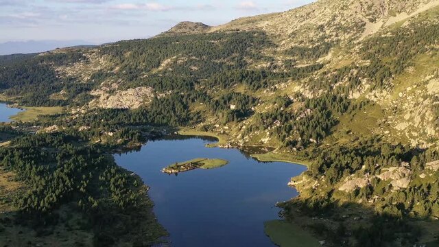 survol des lacs des Bouillouses dans les Pyr&eacute;n&eacute;es-Orientales et du Capcir