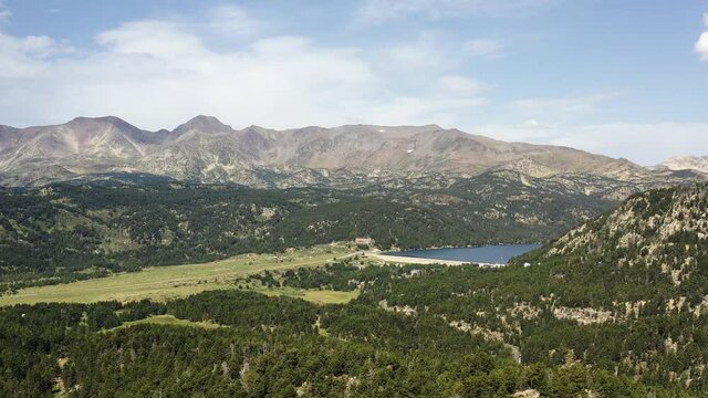 survol des lacs des Bouillouses dans les Pyr&eacute;n&eacute;es-Orientales et du Capcir