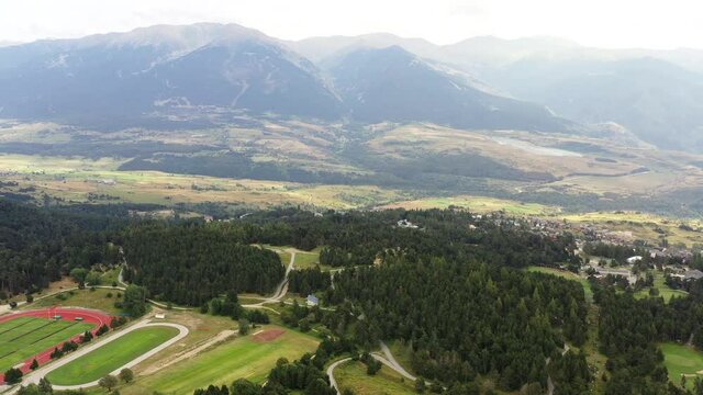 Survol du lac des Bouillouses dans les Pyr&eacute;n&eacute;es-Orientales pr&egrave;s de Font-Romeu