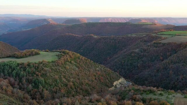 survol du plateau du Larzac, soleil couchant