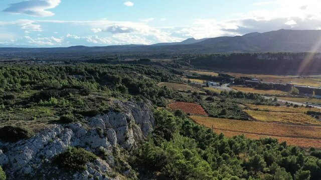 Survol des Corbi&egrave;res, &eacute;oliennes dans la garrigue et les vignes