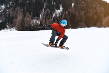 Fototapeta na wymiar snowboard salto piste sci sport invernale sport neve casco sicurezza divertimento inverno 