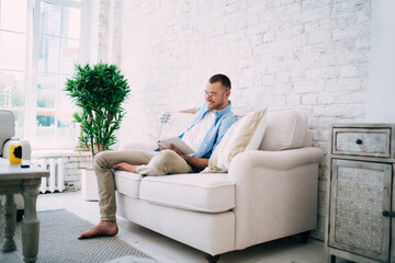 Obraz premium Content man reading book and resting