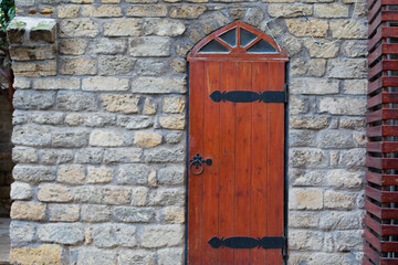 Photo A gray stone wall with a wooden door