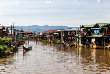 Fototapeta na wymiar Village flottant sur le lac Inle, Myanmar