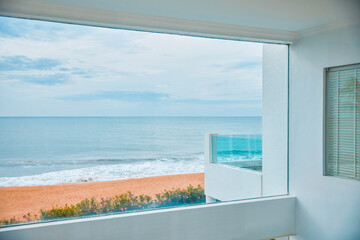 Obraz na płótnie Canvas view of the sea from the window