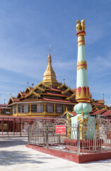 Pagode Hpaung Daw U sur le lac Inle, Myanmar