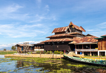 Fototapeta premium Shwe Yaunghwe Kyaung ou monastère des chats sauteurs sur le lac Inle, Myanmar