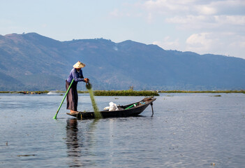 Pêcheur au filet sur le lac Inle, Myanmar