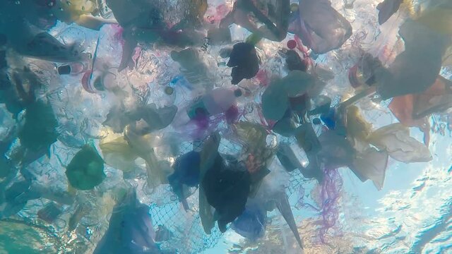 Isla de basura contaminando el oc&eacute;ano contribuyendo al cambio clim&aacute;tico