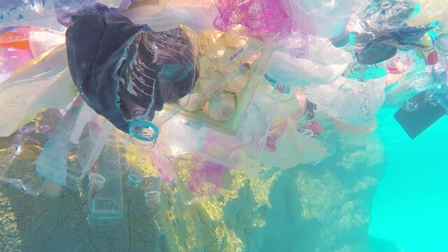 Isla de basura contaminando el oc&eacute;ano contribuyendo al cambio clim&aacute;tico