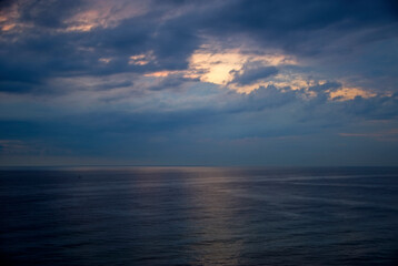 Thunderclouds thickened over the sea in the evening.