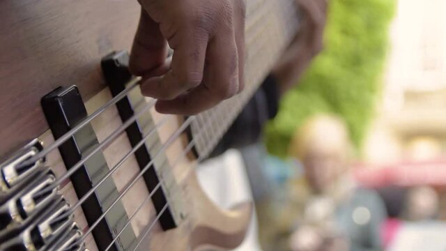 Guitarrista Banda de M&uacute;sica actuando en una fiesta de baile latino