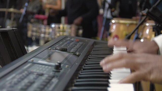 Pianista de una Banda de M&uacute;sica actuando en una fiesta de baile latino