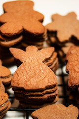 freshly baked gingerbread cookies cooling on racks - 401434493
