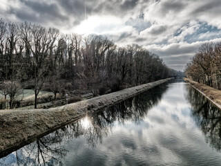 Dramatische Wolken über dem Isarkanal, München