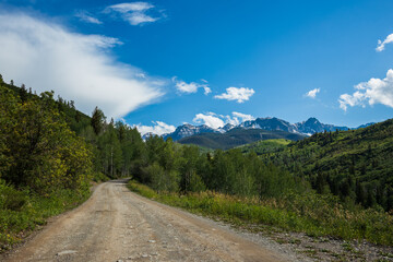 road to the mountains of colorado