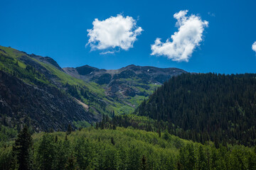 Fototapeta na wymiar Colorado mountain landscape with blue sky and clouds
