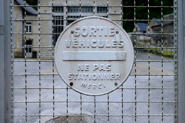 Sign in French stating that vehicles exit, do not block way out