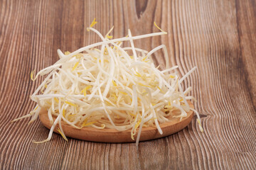 The mung bean sprouts are on the wooden table