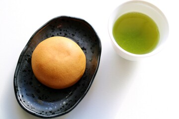 和菓子　白あん饅頭　緑茶　和む　白バック