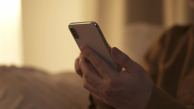 夜、スマートフォンを操作する男性