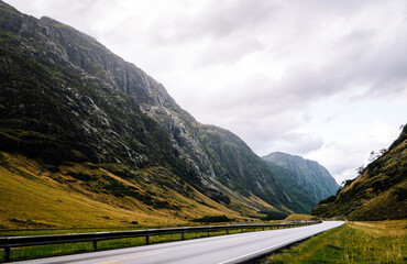 Naklejka premium road in mountains. Norway