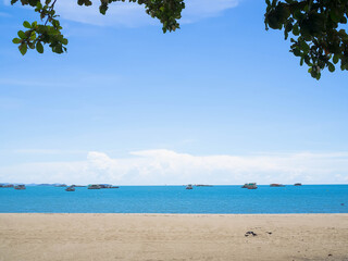Obraz premium ฺBue ocean and beach with blue sky and leave Samanea saman. for article travel summer holidays. Sea pattaya thailand concept.