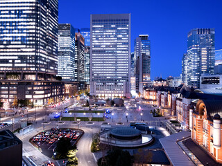 Fototapeta premium 東京都 夕暮れの東京駅丸の内駅前広場