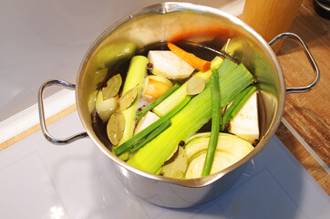 Przygotowywanie zupy w garnku