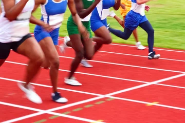 Poster Motion wazig beeld van vrouwen in een atletiek sprint evenement © soupstock