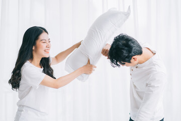 Obraz premium Asian couple playing together in the bedroom